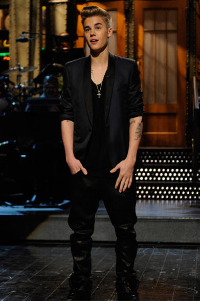 12 <strong>JUSTIN BIEBER|ジャスティン・ビーバー</strong>
<br /><br />
2013年2月9日、ニューヨーク。サンローランを着たジャスティン・ビーバー。<br /><br />
<div style="padding: 3px 0px 0px 0px;" id="creator_contents_img_caption">COURTESY OF SAINT LAURENT</div>