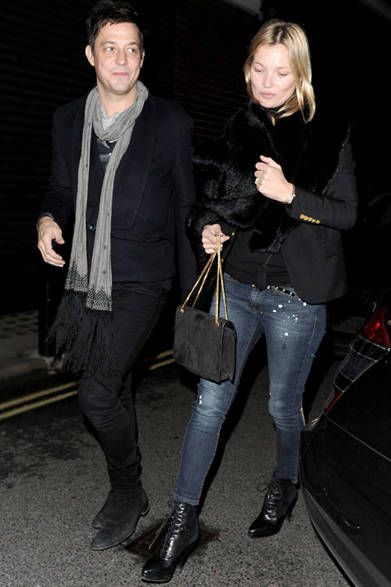 08 <strong>KATE MOSS|ケイト・モス</strong><br /><br />
サンローランの2013年春夏コレクションより、ジャケットとアイコンバッグ「BETTY(ベティ)」を身に着けたケイト・モス。2013年2月14日、ロンドンにて。<br /><br />
Courtesy of Saint Laurent