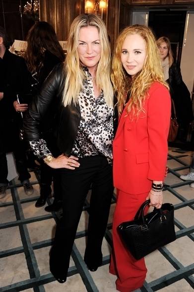 07 <strong>Emma Hill & Juno Temple|エマ・ヒール&ジュノー・テンプル</strong><br /><br />
2013年秋冬マルベリーコレクションの会場にて女優のジュノー・テンプルとマルベリー クリエイティブ・ディレクターのエマ・ヒールの2ショット。