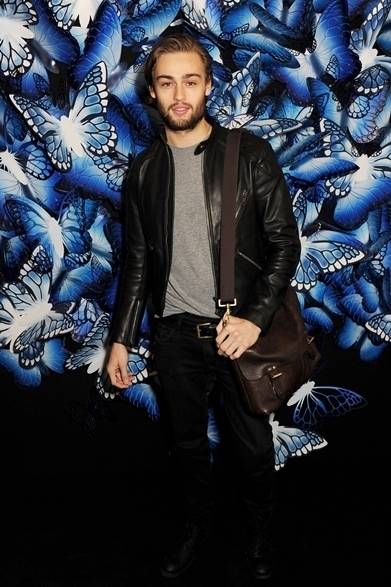 05 <strong>Douglas Booth|ダグラス・ブース</strong><br /><br />
俳優のダグラス・ブース2013年秋冬マルベリーコレクションの会場にて。