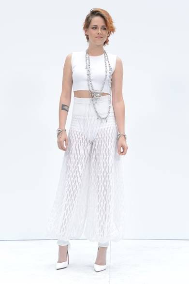 018 <strong>Kristen Stewart|クリステン・スチュワート</strong><br /><br />シャネル 2014年オートクチュールコレクションに出席した女優のクリステン・スチュワート。クロップトップスにアラディン風のシアーパンツを合わせ、オールホワイトのコーディネイトを着こなした。存在感のあるシルバーアクセサリーがエスニックな要素をプラス。