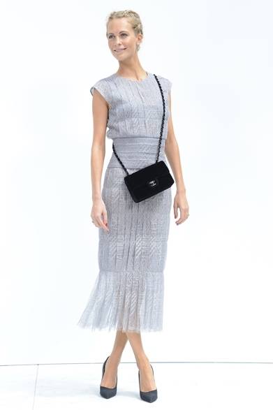 0210 <strong>Poppy Delevingne|ポッピー・デルヴィーニュ</strong><br /><br />モデルのポピー・デルヴィーニュもシャネルのショー会場に現れた。ナイフ・プリーツを施したグレーのロングドレスを一枚で着こなし、巧妙に纏めたヘアスタイルがより彼女のもつ淑女らしさを際立たせている。