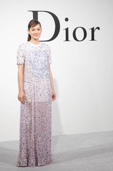 027 <strong>Marion Cotillard|マリオン・コティヤール</strong><br /><br />おなじくディオールのショー会場に女優のマリオン・コティヤールが登場。多彩なビーズがちりばめられたロングドレスをノーアクセでクリーンに着こなした。