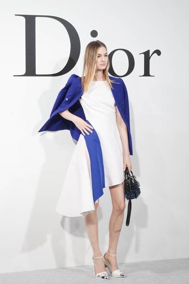 036 <strong>Laura Love|ローラ・ラブ</strong><br /><br />モデルのローラ・ラブはディオールのドレスでショー会場に到着。グラフィカルなアシンメトリードレスに、差し色としてブルーのジャケットを肩掛けして、クールなエフォートレススタイルを完成させた。