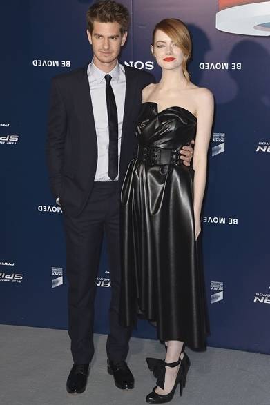016 <strong>Andrew Garfield&Emma Stone|アンドリュー・ガーフィールド&エマ・ストーン</strong><br /><br />パリの歴史的シアター「ル・グラン・レックス」にておこなわれた、映画『アメイジング・スパイダーマン2』のプレミア試写会に出席した俳優のアンドリュー・ガーフィールドと女優のエマ・ストーン。この作品のおかげで、2人はラブラブ交際中。サンローランのスーツをセレクトしたアンドリューは、彼女のブラックドレスとパーフェクトマッチ。さすがはおしゃれセレブカップル。<br /><br />COURTESY OF SAINT LAURENT