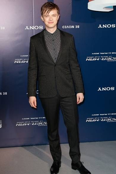 026 <strong>Dane Dehaan|デイン・デハーン</strong><br /><br />おなじく映画『アメイジング・スパイダーマン2』のプレミア試写会で、ピーター・パーカーの親友役を務める俳優のデイン・デハーンも登場。サンローランのストライプスーツに柄のシャツを合わせたチャーミングな着こなしと、スウィートな笑顔が素敵!<br /><br />COURTESY OF SAINT LAURENT