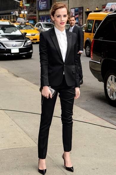 014 <strong>Emma Watson|エマ・ワトソン</strong><br /><br />アメリカの人気トーク番組『THE LATE SHOW WITH DAVID LETTERMAN』に、女優のエマ・ワトソンがゲスト出演。サンローランのタキシードでマニッシュに仕上げたルックは、凛々しい目元にレッドリップで、マスキュリンになりすぎない、セクシーな魅力を漂わせた。<br /><br />COURTESY OF SAINT LAURENT