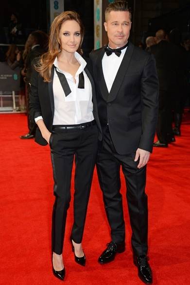 013 <strong>Angelina Jolie & Brad Pitt|アンジェリーナ・ジョリー&ブラッド・ピット</strong><br /><br />ロンドンでおこなわれた「BRITISH ACADEMY FILM AWARDS 2014」にて、女優のアンジェリーナ・ジョリーがサンローランのカスタムメイド タキシードを着こなし、ダンディな姿で登場。パートナーのブラッド・ピットとペアルックがスウィート!<br /><br />COURTESY OF SAINT LAURENT