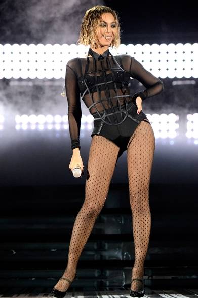 023 <strong>Beyoncé|ビヨンセ</strong><br /><br />ロサンゼルスで開催された第56回グラミー賞の授賞式に、ビヨンセは夫のJay-Zとライブ・パフォーマンスを披露した。ラ ペルラのベストとブラックのセットアップに、サンローランのドットタイツを合わせて、セクシー度MAXのダンスで会場を圧倒した!<br /><br />Courtesy of Saint Laurent