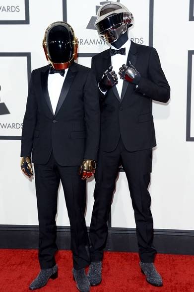 052 <strong>Daft Punk|ダフトパンク</strong><br /><br />アルバム『Random Access Memories』で最優秀アルバム賞を獲得したダフト・パンクは、サンローランのスーツとシグネチャーのヘルメットで登場。授賞式にてスティーヴィー・ワンダーとファレル・ウィリアムらによる名曲『Get Lucky』の豪華な共演が注目された。<br /><br />Courtesy of Saint Laurent