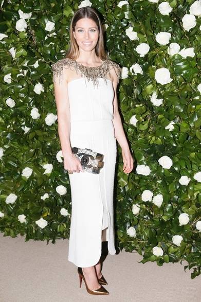 012 <strong>Jessica Biel|ジェシカ・ビール</strong><br /><br />ニューヨークで開催した「2013 MoMA フィルム ベネフィット」に女優のジェシカ・ビールが登場。シャネルのオフホワイトのシルクドレスに、旬なメタルのネックレスとクラッチを加え、トレンディなドレスアップスタイルに。