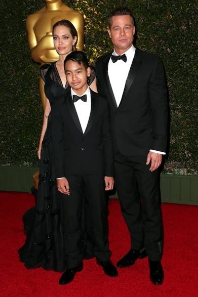 022 <strong>Brad Pitt & Angelina Jolie|ブラッド・ピット&アンジェリーナ・ジョリー</strong><br /><br />「THE GOVERNORS AWARDS」に出席したブラッド・ピットが全身サンローランで現れた。パートナーのアンジェリーナ・ジョリーはエレガントなブラックドレス、そして、息子マドックスくんはタキシードと、ブラックで揃えて登場。<br /><br />COURTESY OF SAINT LAURENT