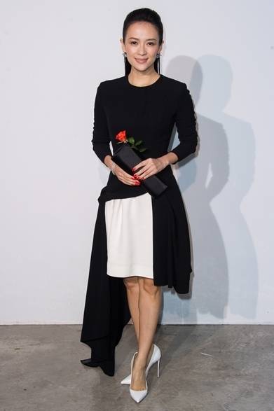 57 <strong>Zhang Ziyi|チャン・ツィイー</strong><br /><br />
ディオールの2014年クルーズコレクションに出席した女優のチャン・ツィイー。ディオールのドレスに白いヒールを合わせ、エレガントでクリーンな印象に。レッドネイルがモノトーンのコーディネイトに日ビッドなアクセントを添える。<br /><br />
® François Durand Getty Images