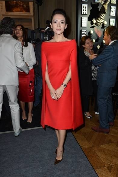 53 <strong>Zhang Ziyi|チャン・ツィイ</strong><br /><br />
ヴァレンティノのクチュールドレスで登場した女優のチャン・ツィイー。広めの首元が彼女のデコルテを美しく演出。ダイヤモンドのジュエリーやゴールドのヒールという小物のチョイスで高貴な雰囲気に。