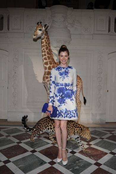 52 <strong>Vittoria Puccini|ヴィットリア・プッチーニ</strong><br /><br />
女優のヴィットリア・プッチーニは<a href="/gallery/319480?num=43">ヴァレンティノのドレス</a>でショー会場に。水色と白のフラワー プリントが優しい雰囲気を演出。白でキメた足元で清楚に着こなした。
