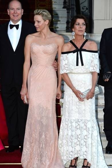 49 <strong>Princess Charlene|シャーリーン王妃</strong><br /><br />
モナコで開催されたモデルのナタリア・ヴォディアノヴァ主催のチャリティイベント「Love Ball」に、モナコのシャーリーン王妃がカスタムメイドのアトリエ・ヴェルサーチのドレスで参加した。透け感のある素材で仕立てたマーメイドシルエットのドレスは彼女のエレガンスをより引き出す。
