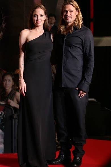 48 <strong>Angelina Jolie|アンジェリーナ・ジョリー</strong><br /><br />
東京・六本木で開催された<a href="/article/18600" class="link12lh15blue">映画『ワールド・ウォー Z』</a>のジャパンプレミアに女優のアンジェリーナ・ジョリーが、パートナーのブラッド・ピットと一緒に登場した。彼女のために特別にデザインしたサンローランの一着、シンプルなロングドレスが彼女の美しさを際立させる。<br /><br />
Courtesy of Saint Laurent