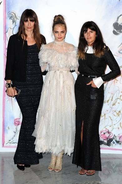 38 <strong>Cara Delvingne|カーラ・デルヴィーニュ</strong><br /><br />
モデルのカーラ・デルヴィーニュがシャネルのドレスで舞踏会に登場。フェザーで作られたドレスはパールのように上品な光沢が、ラグジュアリーなオーラを漂わせる。<br /><br />
© CHANEL