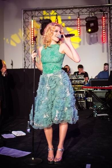 40 <strong>PIXIE LOTT|ピクシー・ロット</strong><br /><br />
テートモダンで開催されたライブに、モスキーノのヴィンテージドレスで登場したピクシー・ロット。足元にネオンカラーを合わせ、輝きをプラス!