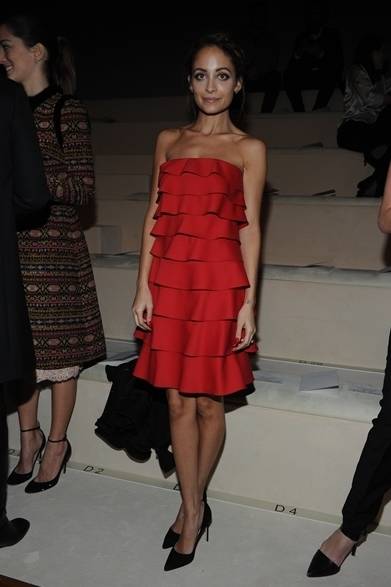 41 <strong>NICOLE RICHIE|ニコール・リッチー</strong><br /><br />
ニコール・リッチーをヴァレンティノのコレクション会場で発見。華やかな赤のティアード ドレスに、ブラックヒールがコーディネイトのポイント。