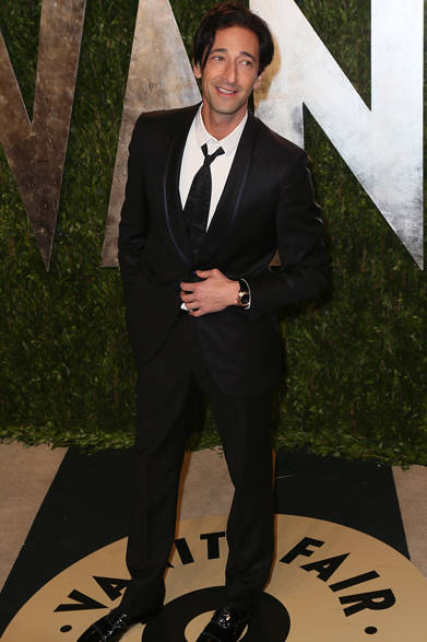 31 <strong>Adrien Brody|エイドリアン・ブロディ</strong><br /><br />
第85回アカデミー賞授賞式後に開催された、ヴァニティ・フェア誌主催のオスカーパーティに現れた、アメリカの俳優 エイドリアン・ブロディがこの日選んだのはフェンディのタキシード。ダークブルーにシルクサテンの切り替えが効いた、2013年春夏シーズンの新作だ。
<br /><br />
<a href="/article/16950" target="_blank" class="link12lh15blue"><strong>第85回アカデミー賞<br />
各部門受賞作品はこちら→</strong></a>
