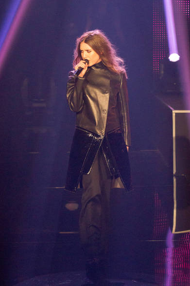 30 <strong>Lykke Li|リッキ・リー</strong><br /><br />
フランス、パリにて開催されたランジェリーブランドのイベントに登場した、スウェーデン出身のシンガー、リッキー・リーはフェンディ2013年春夏コレクションのレザーコートを着てパフォーマンスを披露。オールブラックのスタイルも、裾にほどこされたパテントレザーの光たくがアクセントに効いている。