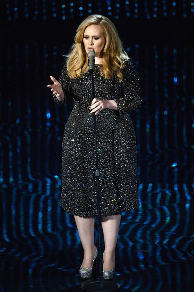 26 <strong>Adele|アデル</strong><br /><br />
映画『007 スカイフォール』の主題歌が、みごとアカデミー賞主題歌賞を受賞したシンガー、アデルが第85回アカデミー賞授賞式に選んだドレスはバーバリー プローサム。スポットライトを浴びてきらめくビジューの輝きが華やか。
<br /><br />
<a href="/article/16950" target="_blank" class="link12lh15blue"><strong>第85回アカデミー賞<br />
各部門受賞作品はこちら→</strong></a>
