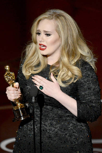 27 <strong>Adele|アデル</strong><br /><br />
第85回アカデミー賞にて、アカデミー賞主題歌賞を受賞したアデル。繊細なレースにビジューが輝きを添えるバーバリー プローサムのブラックドレスにレッドリップが映える。
<br /><br />
<a href="/article/16950" target="_blank" class="link12lh15blue"><strong>第85回アカデミー賞<br />
各部門受賞作品はこちら→</strong></a>