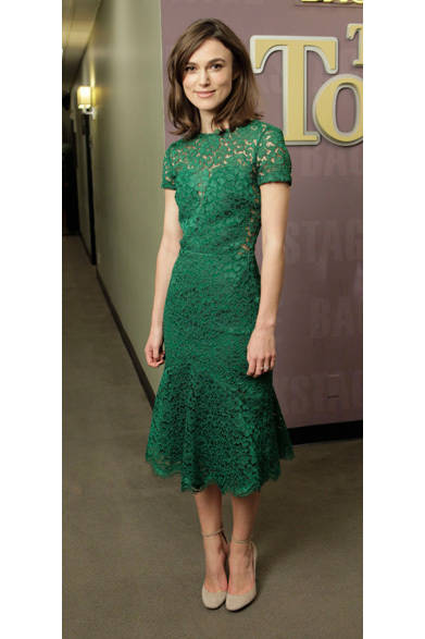 23 <strong>Keira Knightley|キーラ・ナイトレイ</strong>
<br /><br />
アメリカのトーク番組「ザ・トゥナイト・ショー・ウィズ・ジェイ・レノ」に出演した女優のキーラ・ナイトレイは、バーバリー プローサムのドレスで登場。役によって表情をさまざまに変える彼女だが、ドレスの鮮やかなグリーンと繊細なレースがほがらかで女性らしい、柔らかな表情を引き出している。