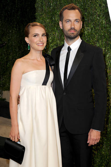 35 <strong>NATALIE PORTMAN&BENJAMIN MILLEPIED|ナタリー・ポートマン&バンジャマン・ミルピエ</strong><br /><br />
2月24日、女優のナタリー・ポートマンと、その夫であり、映画『ブラック・スワン』を手掛けた有名なコリオグラファーのバンジャマン・ミルピエが揃って登場。バンジャマン・ミルピエはサンローランのスーツを着用した。<br /><br />
Photo Courtesy of Saint Laurent
<br /><br />
<a href="/article/16950" target="_blank" class="link12lh15blue"><strong>第85回アカデミー賞<br />
各部門受賞作品はこちら→</strong></a>