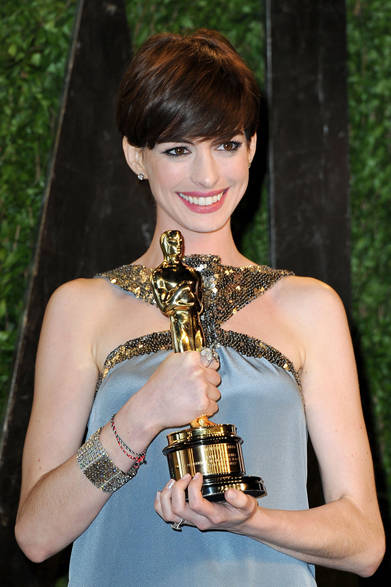 34 <strong>ANNE HATHAWAY |アン・ハサウェイ</strong><br /><br />
アン・ハサウェイが選んだサンローランのドレスは、胸もとのデザインが特徴的。アカデミー賞で助演女優賞を獲得したトロフィーを手に。<br /><br />
Photo Courtesy of Saint Laurent
<br /><br />
<a href="/article/16950" target="_blank" class="link12lh15blue"><strong>第85回アカデミー賞<br />
各部門受賞作品はこちら→</strong></a>
