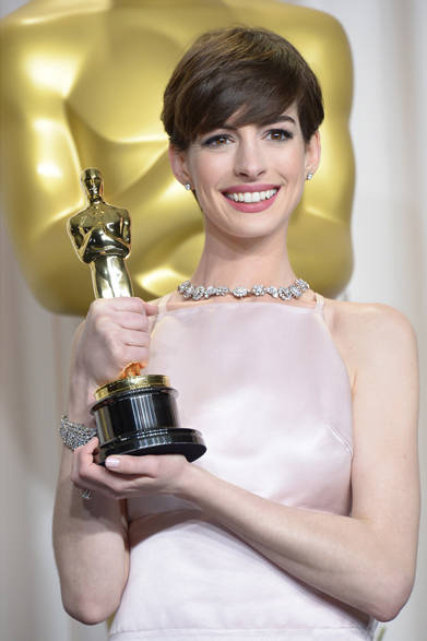19 <strong>ANNE HATHAWAY |アン・ハサウェイ</strong><br /><br />
2013年2月24日、第85回アカデミー賞授賞式にて、映画『レ・ミゼラブル』で助演女優賞を獲得した女優のアン・ハサウェイ。光たくのある淡いピンクが美しいプラダのドレスに、ティファニーのダイヤモンドジュエリーをまとって登場した。<br /><br />
courtesy of Prada
<br /><br />
<a href="/article/16950" target="_blank" class="link12lh15blue"><strong>第85回アカデミー賞<br />
各部門受賞作品はこちら→</strong></a>