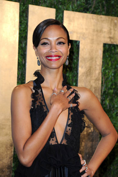 13 <strong>ZOË SALDANA|ゾーイ・サルダナ</strong><br /><br />
『ヴァニティ・フェア』誌主催のパーティで、女優のゾーイ・サルダナはジバンシィ オートクチュール バイ リカルド ティッシのドレスを着こなして登場。胸もとを大胆見せるデザインがセクシー。
<br /><br />
<a href="/article/16950" target="_blank" class="link12lh15blue"><strong>第85回アカデミー賞<br />
各部門受賞作品はこちら→</strong></a>
