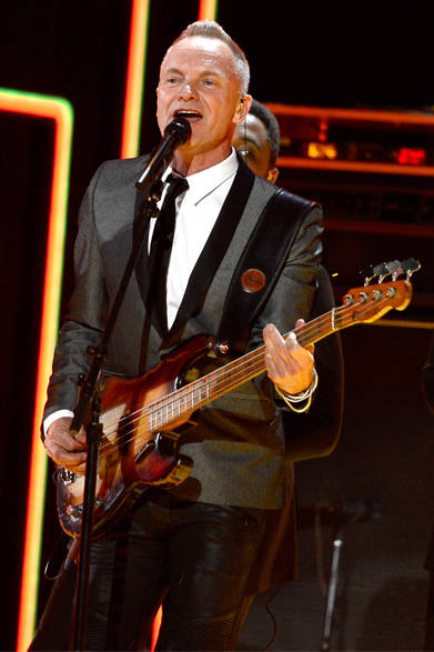 10 <strong>STING|スティング</strong>
<br /><br />
おなじく第55回グラミー賞授賞式にて、STING(スティング)が着用したのもサンローラン。<br /><br />
<div style="padding: 3px 0px 0px 0px;" id="creator_contents_img_caption">COURTESY OF SAINT LAURENT</div>