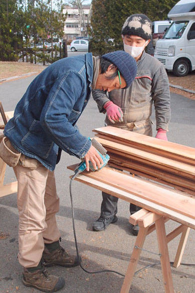 竹内さんに指導を受ける村上健太さん