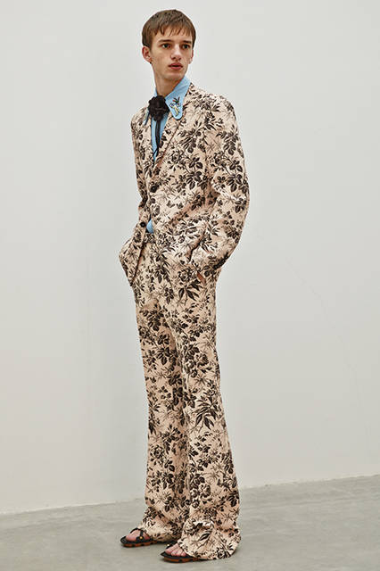 ハーバリウムプリントを全面に配し、ロマンチックな時代の気分を反映。胸元にはフラワーモチーフのタイで優雅さを、パンツの足元はサンダルで抜け感を表現し、計算されたバランスが今シーズンらしい新時代の魅力を引き出してくれる。
<br><br>
ジャケット34万6680円、パンツ12万5280円※実際の商品はスキニータイプになります、シャツ11万7720円、タイ5万2920円、シューズ11万160円／グッチ〈阪急メンズ大阪2階〉〈阪急メンズ東京2階〉
