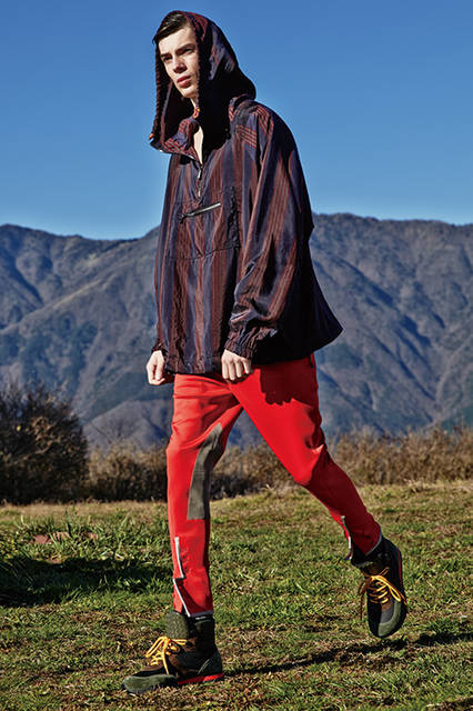 見る角度によって異なる表情となるストライプ柄のブルゾンは、ドローコードでボリュームを調整可能。ボトムスは鮮やかなベスビオカラーにスエードを組み合わせたジョッパーズパンツで、リラックスとラグジュアリーの融合を楽しみたい。 <br><br> ブルゾン25万9200円、パンツ13万8240円、シューズ10万440円／ボッテガ・ヴェネタ〈阪急メンズ大阪2階〉