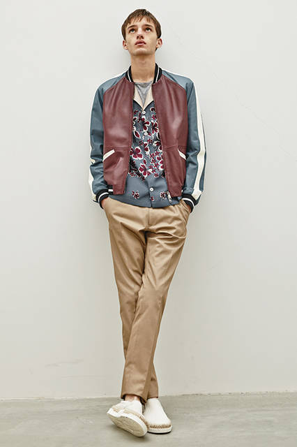 アースカラーをベースに多国籍のカルチャーをミックスした、今シーズンのテーマは“旅人”。上質なレザーブルゾンにハイビスカスのプリントをあしらったオープンカラーのシャツを合わせ、ボトムスはベージュのパンツで上品なカジュアルに。 <br><br> ブルゾン48万6000円(阪急メンズ限定)　※3月上旬入荷予定、パンツ9万9360円、シャツ16万2000円、Tシャツ4万9680円／ヴァレンティノ、シューズ11万4480円　※3月上旬入荷予定／ヴァレンティノ ガラヴァーニ〈阪急メンズ大阪2階〉〈阪急メンズ東京2階〉