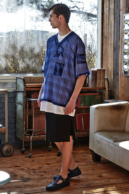 シアーなシルクのトップスにダメージ加工を施したTシャツを組み合わせた、今季を象徴するレイヤードルック。ボトムスはシアサッカーのショーツにリブ編みのニットスカートをレイヤードしたトランスペアレントなスタイルながら、マスキュリンな男性像を表現。<br><br>トップス14万5800円(百貨店では阪急メンズ限定)、ショーツ6万6960円、スカート9万3960円、Tシャツ10万1,520円(百貨店では阪急メンズ限定)※いずれも2月中旬入荷予定、シューズ参考商品／ジバンシィ〈阪急メンズ大阪2階〉〈阪急メンズ東京2階〉