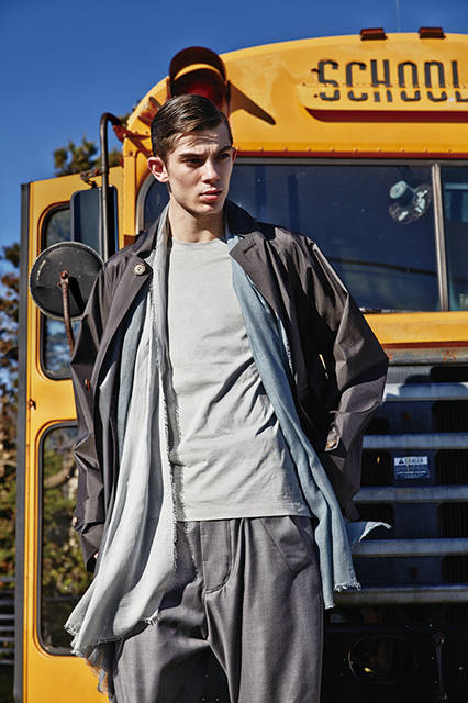 シングルブレストのハーフコートは、はっ水加工が施されたシルク素材。裏面のシームには止水テープをアクセントとしてあしらった、上品なデザインが特徴。ブラウンとグレーのコーディネートでまとめ、エアリーなスカーフで挿し色を。
<br><br>
ハーフコート58万3200円(阪急メンズ先行販売)、スカーフ11万1240円、パンツ、カットソーは参考商品／ジョルジオ アルマーニ〈阪急メンズ大阪3階〉〈阪急メンズ東京3階〉
