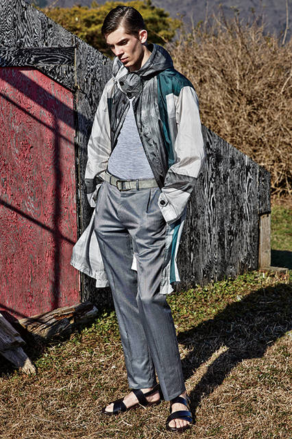 ヴェネツィアングラスの彩色からインスパイアされたアウターは、パーツごとにハンドペイントされ、それらを再び縫製するというクラフツマンシップに満ちたアイテム。上品さのなかにフレッシュな雰囲気を秘めた新作は要注目。
<br><br>
コート38万1240円、パンツ11万9880円、ニット8万8560円、シューズ12万2040円、ベルトは参考商品／ブリオーニ〈阪急メンズ大阪3階〉〈阪急メンズ東京3階〉
