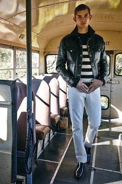 ‘60年代のロンドン、ニューヨークをイメージしたレザーのトラッカージャケットとホワイトデニムを合わせたルック。インナーは幅広いピッチのボーダーニットをパンツイン。シンプルながらも力強く、ラグジュアリーなコーディネートとなっている。
<br><br>
ジャケット63万7200円(阪急メンズ限定)、デニム9万7200円、ニット14万400円、シューズ18万3600円　※すべて2月入荷予定／トム フォード〈阪急メンズ大阪3階〉〈阪急メンズ東京3階〉
