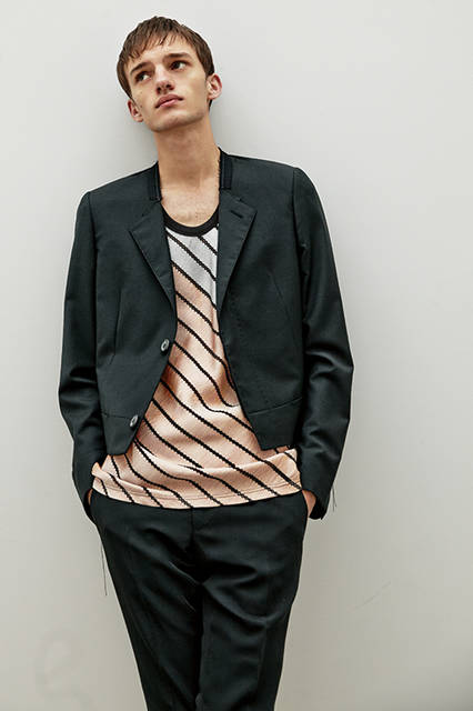 上襟なしのジャケットはコンパクトな着丈とスクエアカットがモダンな印象で、袖先の飾り糸が、メゾン独特のクラフツマンシップを表現する。パンツもベーシックながらフロントに切り替えが入ったもので、さり気ないこだわりが息づいている。<br><br>ジャケット34万200円、パンツ13万6,080円　※いずれも2月下旬入荷予定、インナーは参考商品／ランバン〈阪急メンズ大阪3階〉〈阪急メンズ東京3階〉