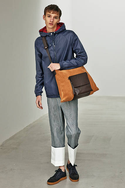 紙のような薄さにまでシェービングしたナパレザーのパーカは、裏面にレッドのナイロンをあしらったリバーシブル。今季初登場となるストライプのフィッシャーマンジーンズをコーディネートして、都会的かつ寛いだ雰囲気で着こなしたい。
<br><br>
パーカ56万9160円、パンツ12万2040円、シューズ7万9920円／ロエベ〈阪急メンズ大阪3階〉、バッグ37万2600円／ロエベ〈阪急メンズ大阪3階〉〈阪急メンズ東京1階〉

