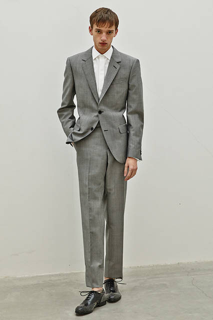 ブランドを象徴するウールモヘヤのスーツに、ダブルカフスのイブニングシャツをコーディネート。パンツはクロップド丈で軽快に、シューズはスタッズが打たれたモード感のある一足を合わせ、大胆さと繊細さがミックスしたドレススタイルとなっている。<br><br>ジャケット17万640円、パンツ7万6680円、シャツ7万7760円、シューズ11万5560円(すべて阪急メンズ先行販売)／アレキサンダー・マックイーン〈阪急メンズ大阪3階〉〈阪急メンズ東京2階〉