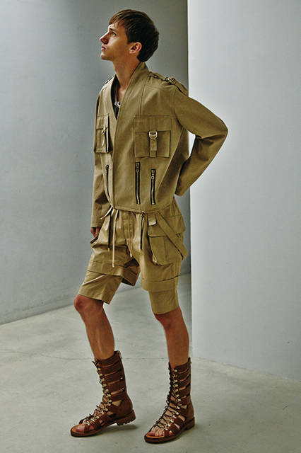 ハリ感のあるコットンと砂漠のようなナチュラルカラーで表現したのは、冒険家を魅了してやまないランドスケープ。リラックス感のあるショートパンツとブルゾンのフォルムに、ジップなどのディテールをスパイス的に効かせている。<br><br>ブルゾン48万7080円(阪急メンズ限定※1月下旬入荷予定)、パンツ15万9840円、カットソー9万2880円、シューズ 参考商品(阪急メンズ限定)／バルマン オム〈阪急メンズ大阪2階『ガラージュ D.エディット』〉〈阪急メンズ東京2階〉