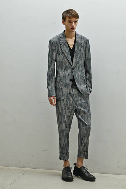 東洋と西洋のエッセンスを取り入れた今季のコレクション。それを象徴するのが不均一なラインを描くノーティカルストライプだ。立体的な視覚効果でモダンに見せ、ワイドラペルでモード感を強調したセットアップは大人のスーチングでこなしてこそインパクトがある。<br><br>ジャケット19万9800円、パンツ7万2360円、ニット7万3440円、シューズ10万1520円(すべて阪急メンズ限定)／ニール バレット〈阪急メンズ大阪2階〉〈阪急メンズ東京2階〉