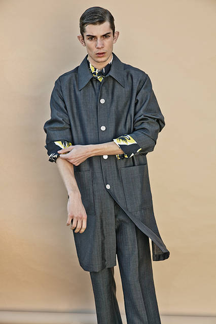 ウール×モヘヤのコートは、クラシックなストライプ柄でドレープが流れるような美しさを表現。シャツとコートの袖を重ねてロールアップして大柄のフラワープリントをあえて覗かせた、ブランドの真髄である折衷主義が宿ったスタイリング。<br><br>コート20万8440円　※3月上旬入荷予定、シャツ6万9120円(ともに阪急メンズ限定)、パンツは参考商品／マルニ〈阪急メンズ大阪2階〉〈阪急メンズ東京2階〉