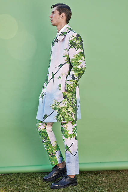 東京に生息する野生のインコを撮影した若手フォトグラファー、水谷吉法氏の写真を緻密なタッチでファブリックに表現。コットンポリエステルのフルジャカード織りのコートとパンツはさわやかかつ、アーティスティックな印象をもたらす。
<br><br>
コート14万400円、パンツ6万2640円、シャツ2万8080円、シューズ4万3200円／イッセイ ミヤケ メン〈阪急メンズ大阪3階〉〈阪急メンズ東京3階〉
