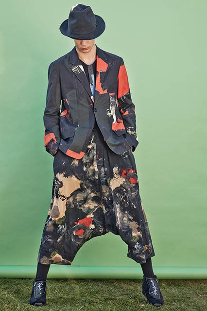 油彩のカンバスを彷彿とさせるカラフルな色を重ねた重厚感のあるルックは、若手アーティスト朝倉優佳氏とのコラボレーション。足元は「アディダス」とのコラボによるカントリーをベースにリデザインしたミッドカットスニーカー。
<br><br>
ジャケット13万8240円、パンツ9万2880円、シャツ3万6720円、シューズ4万5360円　※シューズのみ2月中旬入荷予定／ヨウジヤマモト〈阪急メンズ大阪2階『ガラージュ D.エディット』〉〈阪急メンズ東京2階〉
